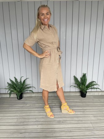 VIKOOLA DRESS TAN